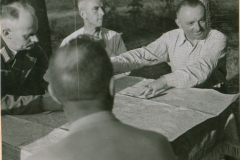 Besprechung von Heeresoffizieren an Kartentisch, 1937-1942