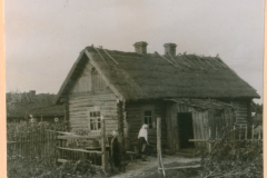 Russisches Dorfhaus mit Bewohnern während deutscher Besatzung