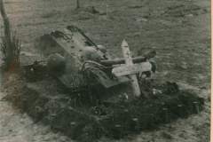 Wrack eines Panzerjäger-Flugzeugs mit Hakenkreuz-Markierung