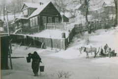 Russisches Dorf im Winter mit Holzhäusern und Bewohnern