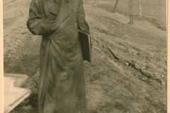 Deutscher Offizier in Felduniform auf schlammigem Feldweg