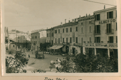 Stabsquartier in italienischer Stadt mit Albergo und Geschäften
