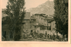 Italienischer Ort mit Bergkulisse und Truppenversammlung, 1943-1944