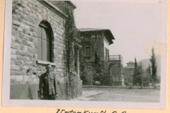 Soldat vor Steingebäude in Unterkunft O.Gw., Italien 1943-1944