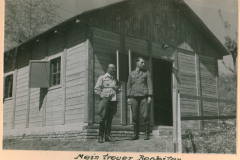 Zwei Offiziere vor Kommandogebäude, Ostfront