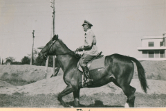 Deutscher Offizier zu Pferd vor Kasernenbau, vermutlich 1942-1943