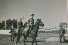 Heeresoffiziere zu Pferd bei Inspektionsritt
