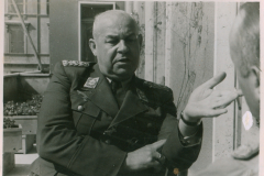 Generaloffizier in Uniform bei Besprechung in Innenraum