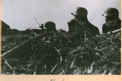 Deutsche Soldaten in Schützengraben mit Maschinengewehr, Abwehr