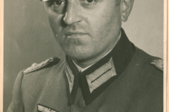 Porträt eines Heer-Offiziers mit Rangabzeichen und Kriegsdekorationen