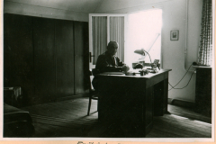 Offizier bei Schreibtischarbeit in Büroraum, Frühjahr 1952