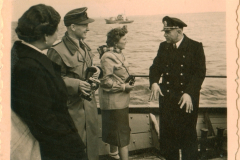 Offiziere und Zivilisten an Bord eines Kriegsschiffes, Ostsee 1945