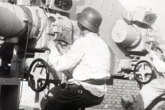 Flak-Helfer bei Ausbildung an Flugabwehrkanone, Malterdingen