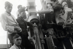 Hitlerjugend-Flakhelfer an Flugabwehrkanone während Ausbildung in Malterdingen