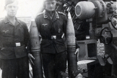 Flak-Helfer und Luftwaffenpersonal bei Ausbildung an Flugabwehrkanone