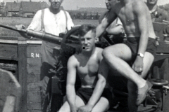 Hitlerjugend-Flakhelfer bei Ausbildung an Flugabwehrkanone in Malterdingen