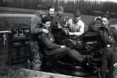 Hitlerjugend-Flakhelfer bei Ausbildung an Flugabwehrgeschütz, Malterdingen