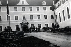 Hitlerjugend-Ausbildung in Malterdingen, Hofgelände mit Uniformierten