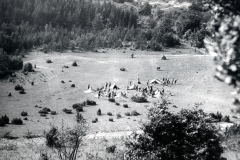 Zeltlager mit Jugendlichen in Berglandschaft, Ausbildungsgelände Malterdingen