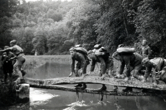 Hitlerjugend-Ausbildung: Bachüberquerung in Malterdingen