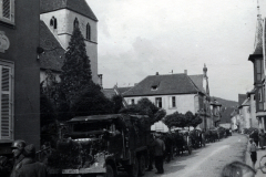 Militärkonvoi in Malterdingen mit Kirchenansicht