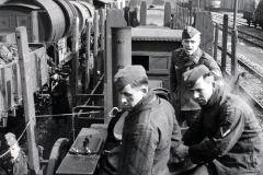 Hitlerjugend-Flakhelfer bei Ausbildung an Flugabwehrgeschütz, Malterdingen