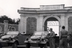 Flak-Helfer mit Kübelwagen vor klassizistischem Gebäude
