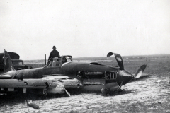 Zerstörtes deutsches Flugzeug mit Soldat in Ausbildungslager Malterdingen