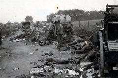 Gefallene Soldaten an einem Feldlager mit Versorgungswagen, Zweiter Weltkrieg