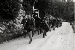 Hitlerjugend-Marsch mit Flagge in Malterdingen