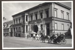 Kriegszerstörtes Gebäude mit Zivilpersonen und Fuhrwerk