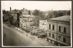 Zerstörte Stadtlandschaft mit Trümmern und beschädigten Gebäuden