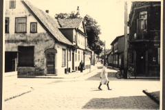 Straßenszene in Borkum mit Wohngebäuden und Personen