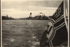 Hafenansicht vom Schiff mit Industrieanlagen und Kirchturmsilhouette
