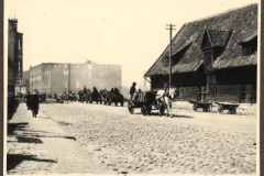 Straßenszene auf Borkum mit Pferdekarren und Zivilbevölkerung
