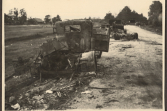 Zerstörte Fahrzeuge an Landstraße mit Wassergraben, Borkum
