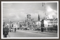 Zerstörte Stadtlandschaft mit Kirchturm und Ruinen