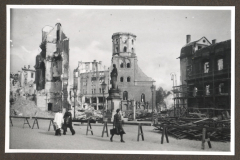 Zerstörte Stadt mit Kirche und Kriegsschäden, Personenfiguren im Trümmergelände