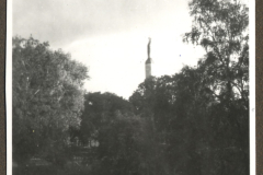 Kirchturm in Borkum mit Blumenbeeten, 1939–1942
