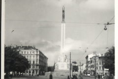 Stadtplatz mit Denkmal und Straßenbahn, 1939-1942