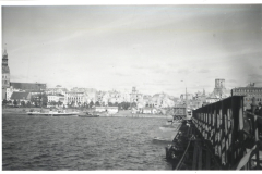 Hafenansicht einer Hafenstadt mit Kirchtürmen und Kaimauer, 1943-1946