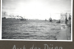Kriegsschiffe auf der Düna, Hafenanlage mit Flakstellung