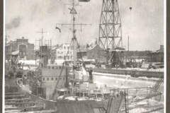 Kriegsschiff im Dock mit Kran während Werftarbeiten