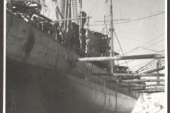 Kriegsschiff im Winterhafen mit Schneebedeckung