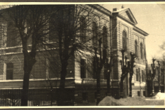 Kirchengebäude auf Borkum mit Bäumen im Winter