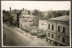 Zerstörte Stadtlandschaft mit Trümmern und beschädigten Gebäuden