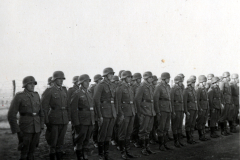 Marineartillerie-Soldaten in Reih und Glied aufgestellt