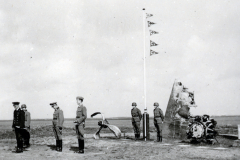 Milit?rische Trauerfeier an Flugzeugwrack mit Flaggenparade
