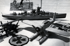 Modelle von Kriegsschiff und Flugzeugen der Kriegsmarine