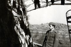 Marinesoldat in Winterstellung mit zerstörtem Bauwerk